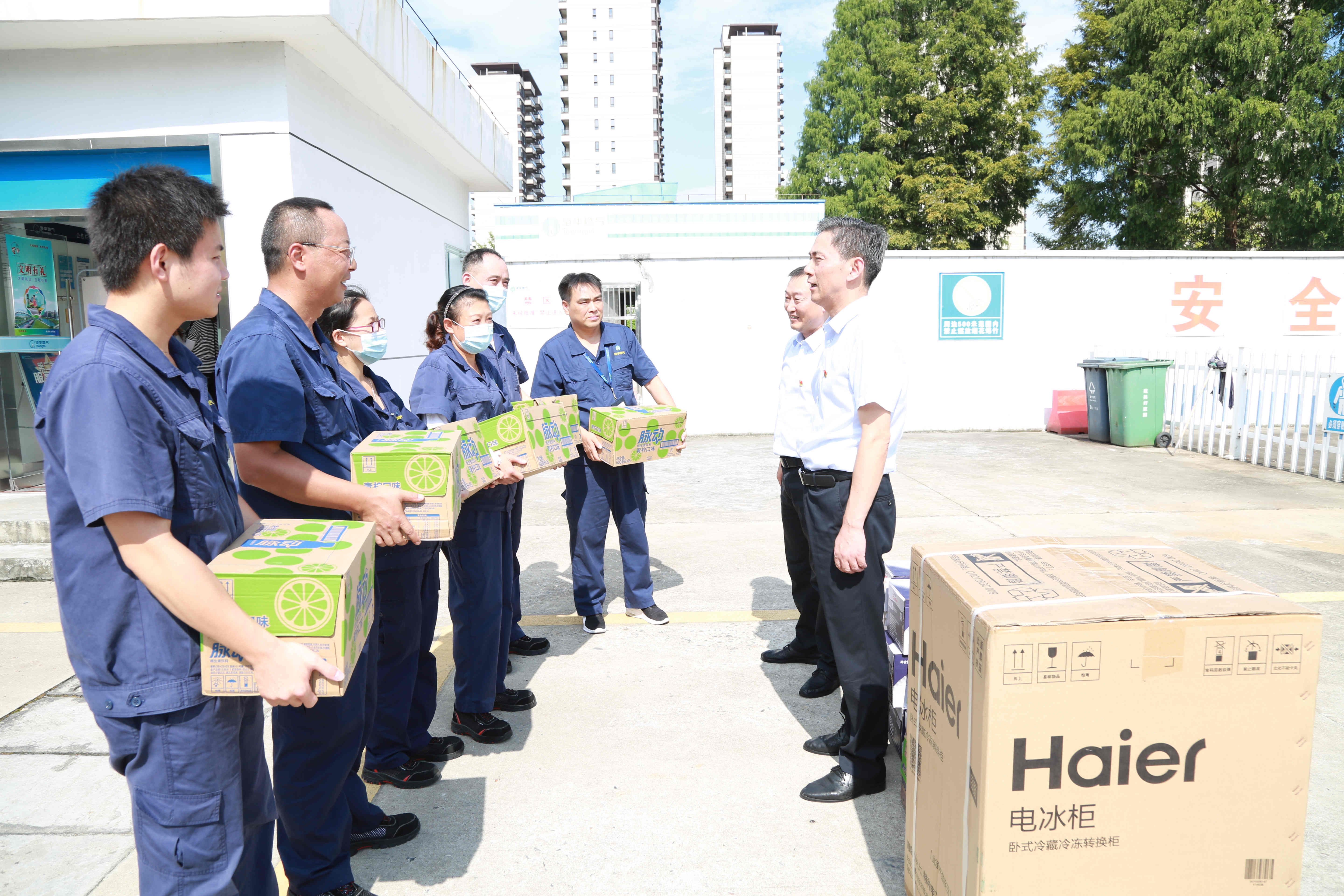 安全為本  情系職工——高溫季，安慶港華為職工撐起“遮陽傘”